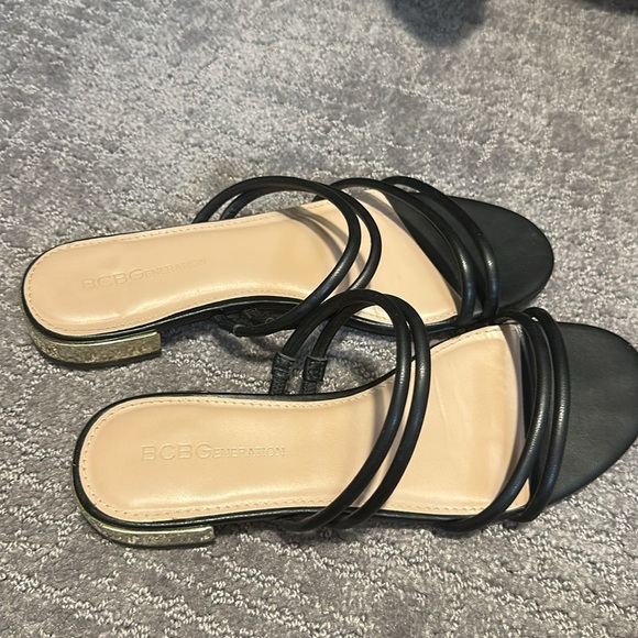 BCBG Women's Dexti Slip-on Flat Sandal w/ Metallic Heel in Black Size 8 - Picture 6 of 10